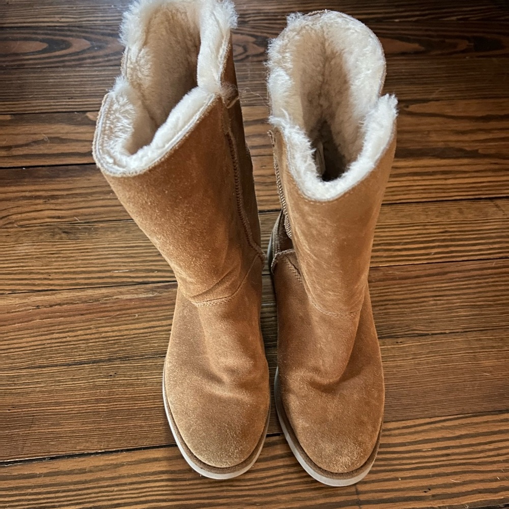 Ugg Koolaburra boots. Gently worn no damage.